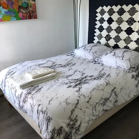 Alexandra - One Bedroom, Palais 25 Min Walk