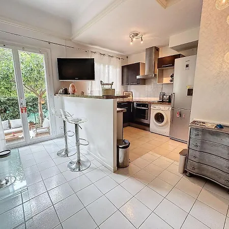 Appartement Alexandra - One Bedroom, Palais 25 Min Walk *